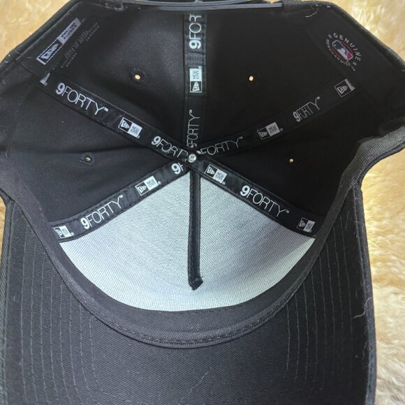 New Era 9FORTY New York Yankees All Black Tonal Snapback Adjustable Cap MLB - Picture 3 of 5